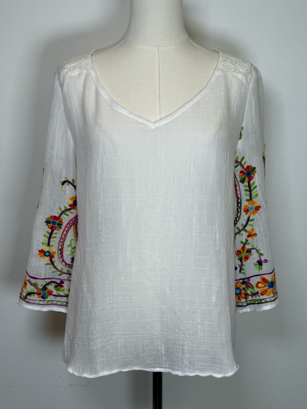 Fig and Flower Gauzy White Embroidered Blouse V-Neck 3/4 Sleeve Women’s Size PL